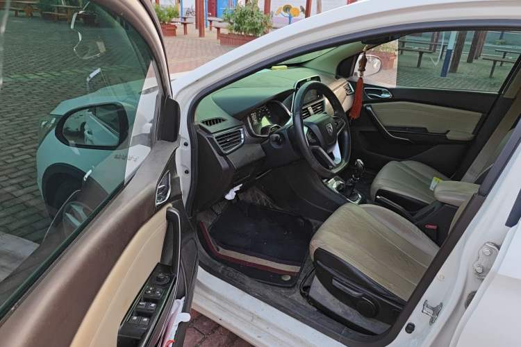 Used Baojun 310W 2017 1.5L Manual Fashion Model China V Driver Seat