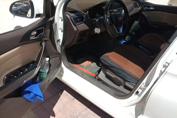 Used Baojun 310W 2017 1.5L Manual Fashion Model China V Driver Seat