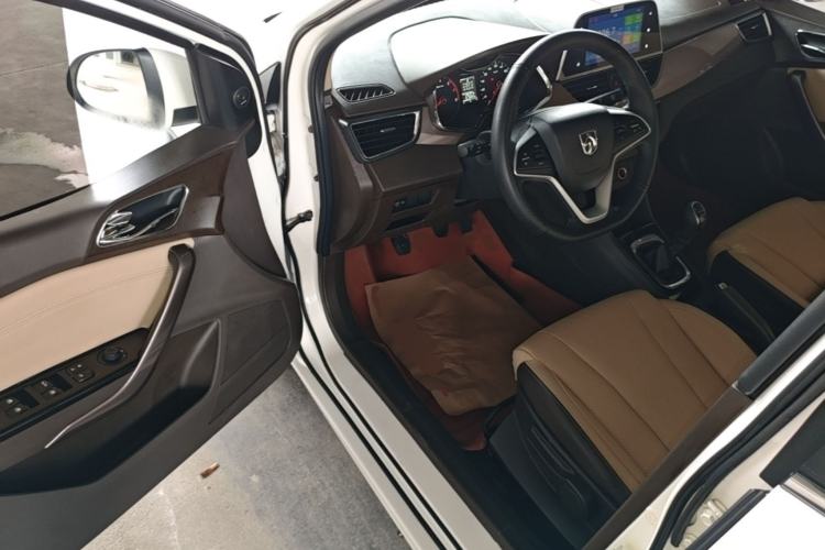 Used Baojun 310W 2017 1.5L Manual Fashion Model China V Driver Seat