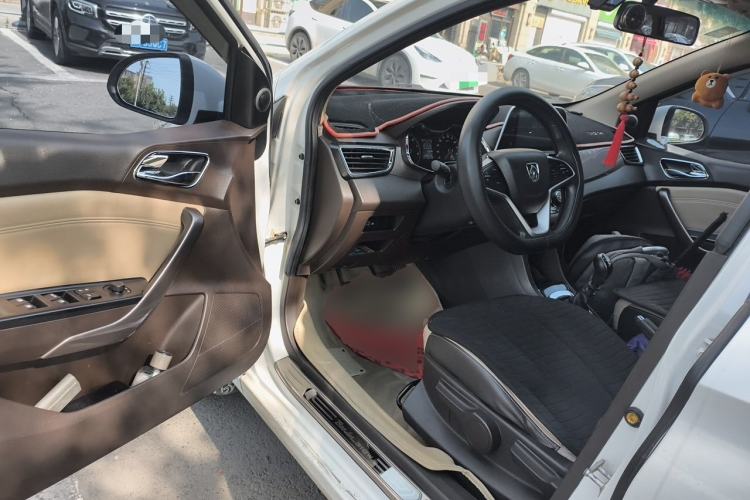Used Baojun 310W 2017 1.5L Manual Fashion Model China V Driver Seat