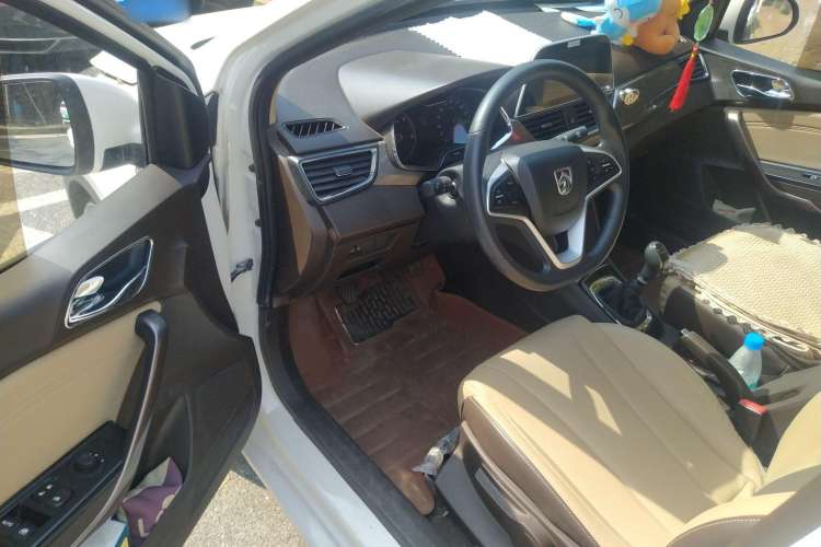 Used Baojun 310W 2017 1.5L Manual Fashion Model China V Driver Seat