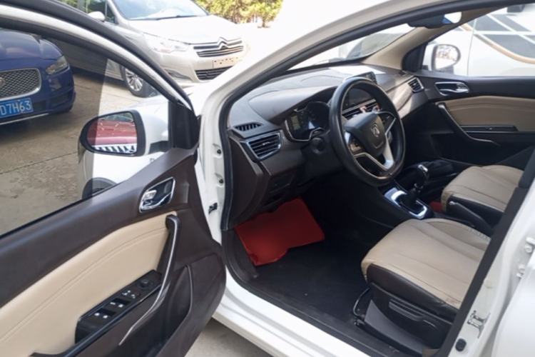 Used Baojun 310W 2017 1.5L Manual Fashion Model China V Driver Seat
