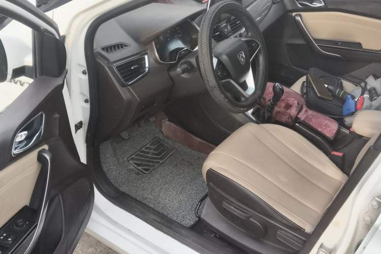 Used Baojun 310W 2017 1.5L Manual Fashion Model China V Driver Seat
