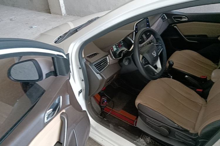 Used Baojun 310W 2017 1.5L Manual Fashion Model China V Driver Seat
