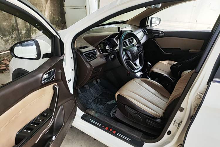Used Baojun 310W 2017 1.5L Manual Fashion Model China V Driver Seat