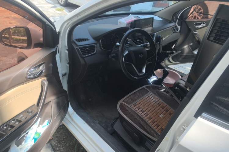 Used Baojun 310W 2017 1.5L Manual Fashion Model China V Driver Seat