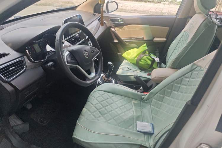 Used Baojun 310W 2017 1.5L Manual Fashion Model China V Driver Seat