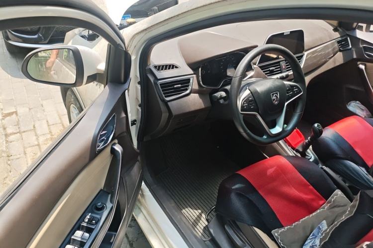 Used Baojun 310W 2017 1.5L Manual Fashion Model China V Driver Seat