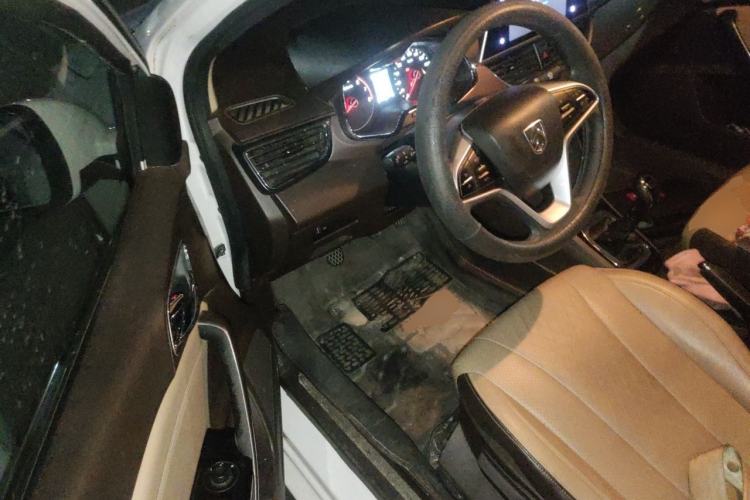 Used Baojun 310W 2017 1.5L Manual Fashion Model China V Driver Seat