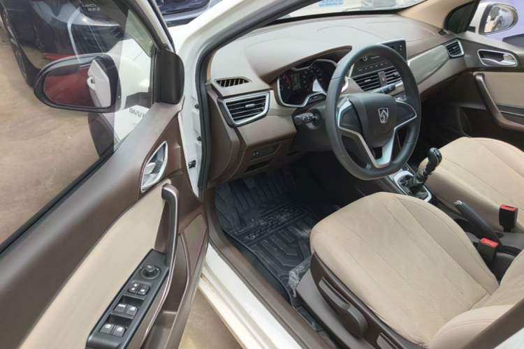 Used Baojun 310W 2017 1.5L Manual Comfort Version China VI Emission Standard Driver Seat
