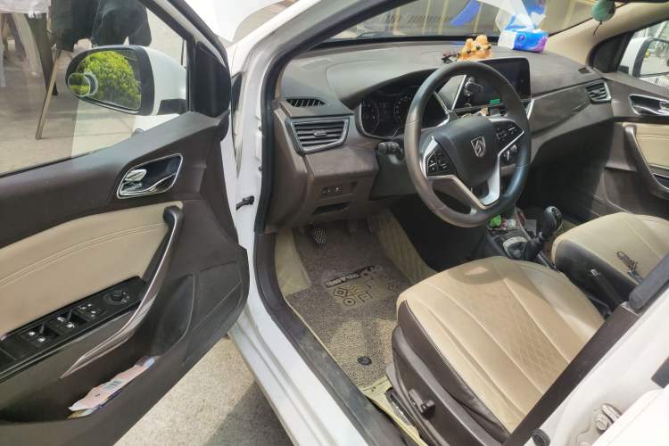Used Baojun 310W 2017 1.5L Manual Luxury Version China VI Driver Seat