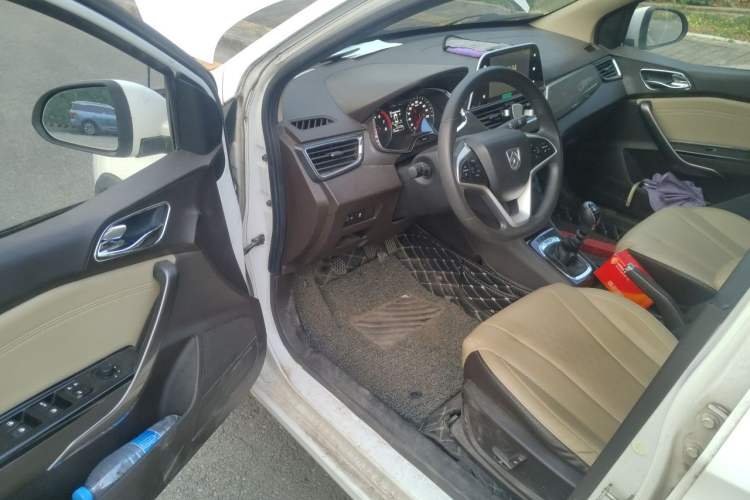 Used Baojun 310W 2017 1.5L Manual Luxury Edition China V Driver Seat