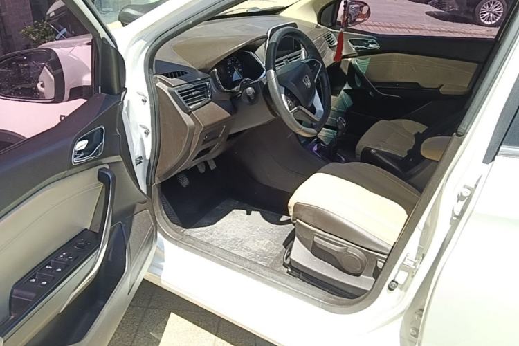 Used Baojun 310W 2017 1.5L Manual Fashion Model China V Driver Seat