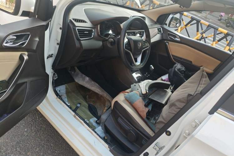 Used Baojun 310W 2017 1.5L Manual Fashion Model China V Driver Seat