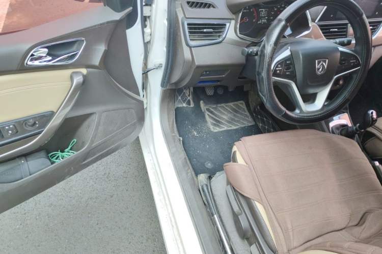Used Baojun 310W 2017 1.5L Manual Fashion Model China V Driver Seat