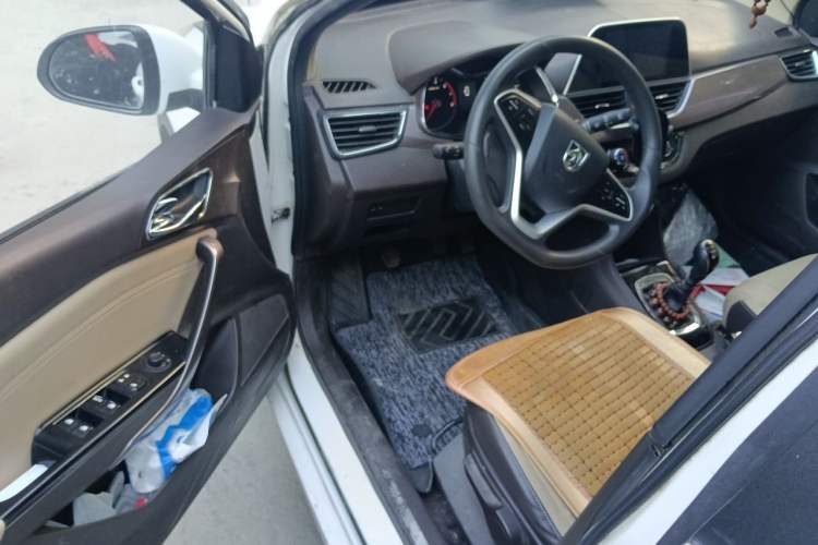 Used Baojun 310W 2017 1.5L Manual Fashion Model China V Driver Seat