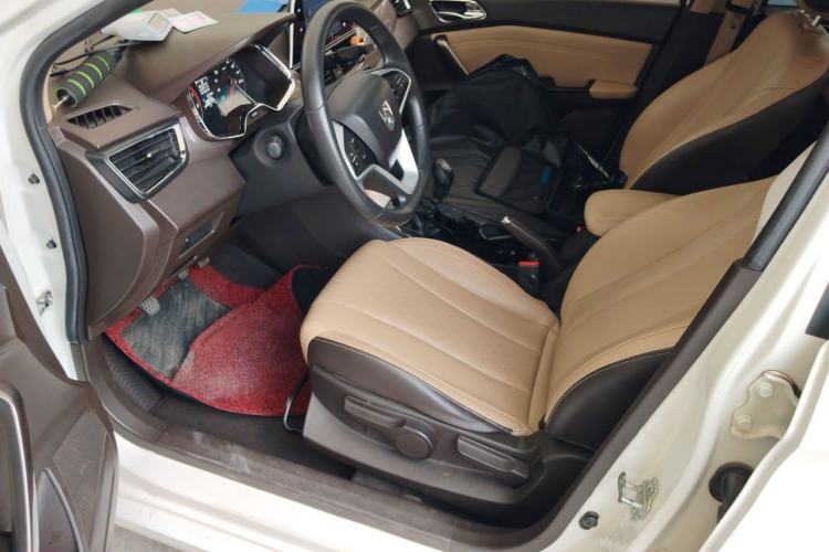 Used Baojun 310W 2017 1.5L Manual Fashion Model China V Driver Seat
