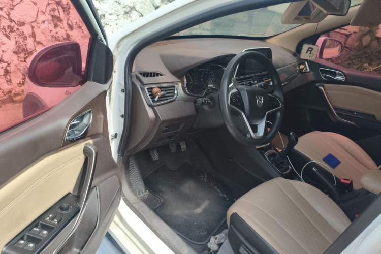 Used Baojun 310W 2017 1.5L Manual Fashion Model China V Driver Seat