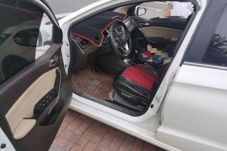 Used Baojun 310W 2017 1.5L Manual Fashion Model China V Driver Seat
