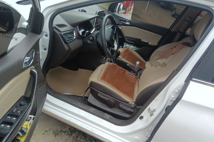 Used Baojun 310W 2017 1.5L Manual Fashion Model China V Driver Seat