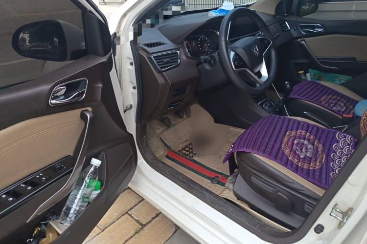 Used Baojun 310W 2017 1.5L Manual Fashion Model China V Driver Seat
