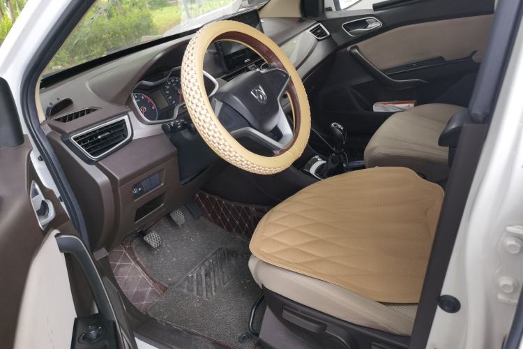 Used Baojun 310W 2017 1.5L Manual Comfort Version China VI Emission Standard Driver Seat