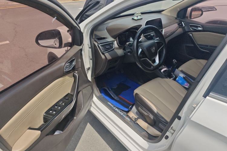 Used Baojun 310W 2017 1.5L Manual Fashion Model China V Driver Seat
