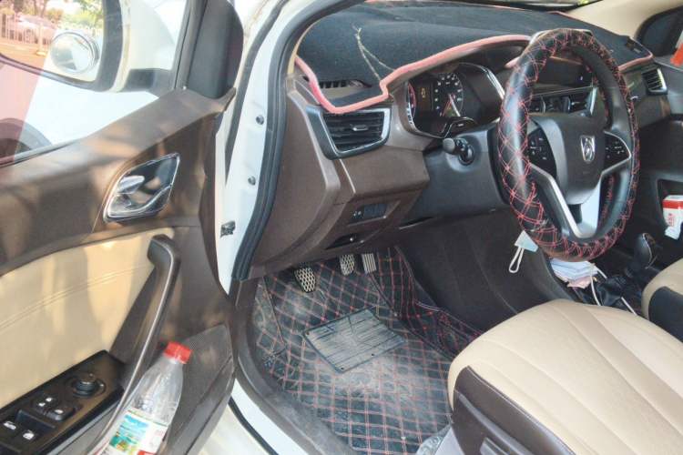 Used Baojun 310W 2017 1.5L Manual Fashion Model China V Driver Seat