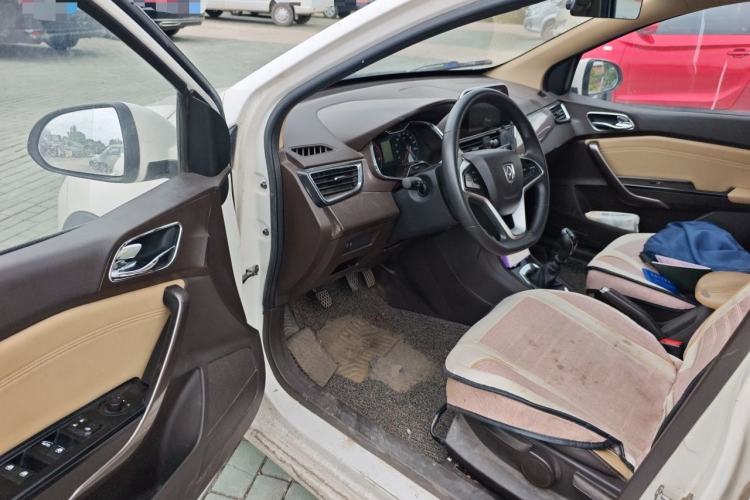 Used Baojun 310W 2017 1.5L Manual Fashion Model China V Driver Seat