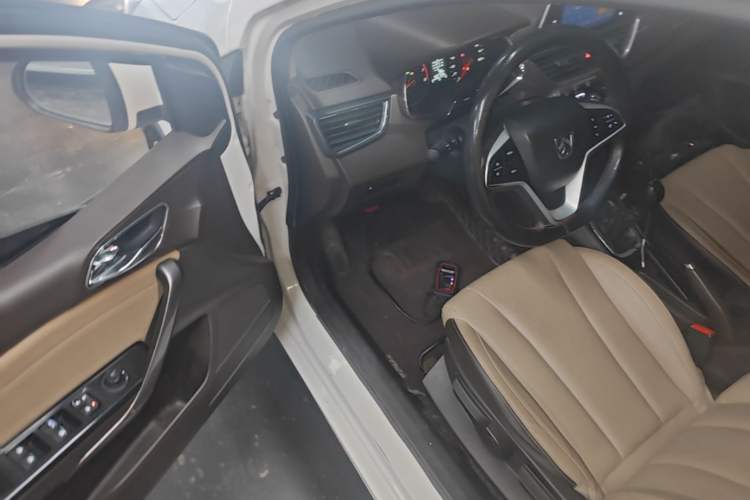 Used Baojun 310W 2017 1.5L Manual Fashion Model China V Driver Seat