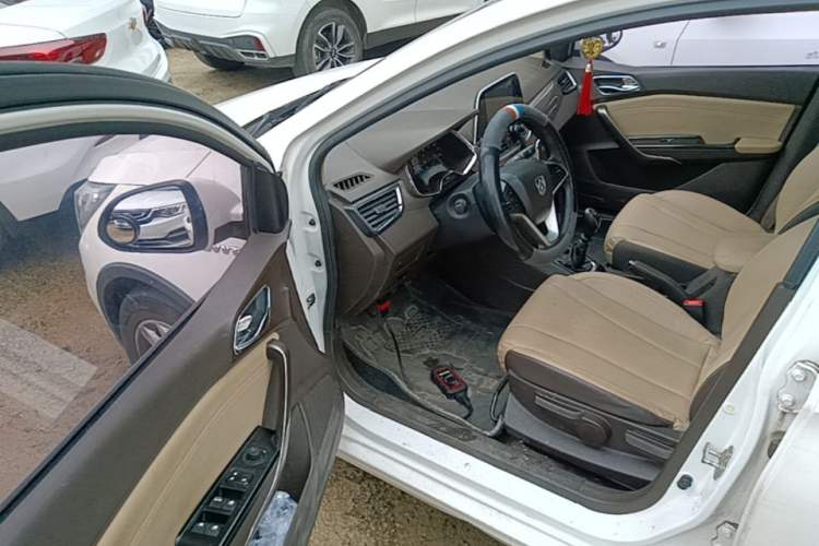 Used Baojun 310W 2017 1.5L Manual Fashion Model China V Driver Seat