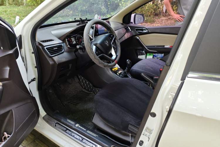 Used Baojun 310W 2017 1.5L Manual Luxury Edition China V Driver Seat