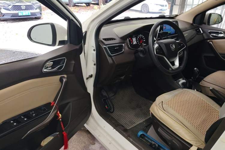 Used Baojun 310W 2017 1.5L Manual Fashion Model China V Driver Seat