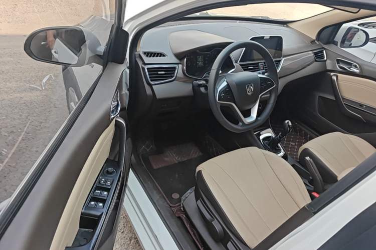 Used Baojun 310W 2017 1.5L Manual Fashion Model China V Driver Seat