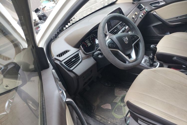 Used Baojun 310W 2017 1.5L Manual Fashion Model China V Driver Seat