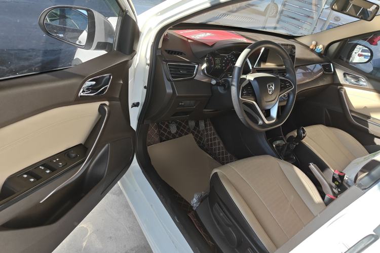 Used Baojun 310W 2017 1.5L Manual Fashion Model China V Driver Seat