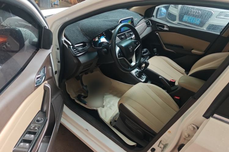 Used Baojun 310W 2017 1.5L Manual Fashion Model China V Driver Seat