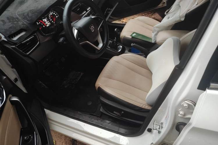 Used Baojun 310W 2017 1.5L Manual Luxury Version China VI Driver Seat
