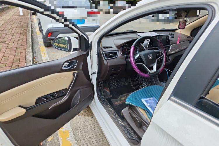 Used Baojun 310W 2017 1.5L Manual Fashion Model China V Driver Seat