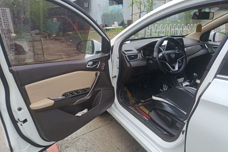 Used Baojun 310W 2017 1.5L Manual Fashion Model China V Driver Seat