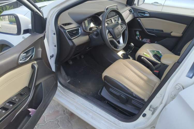 Used Baojun 310W 2017 1.5L Manual Fashion Model China V Driver Seat