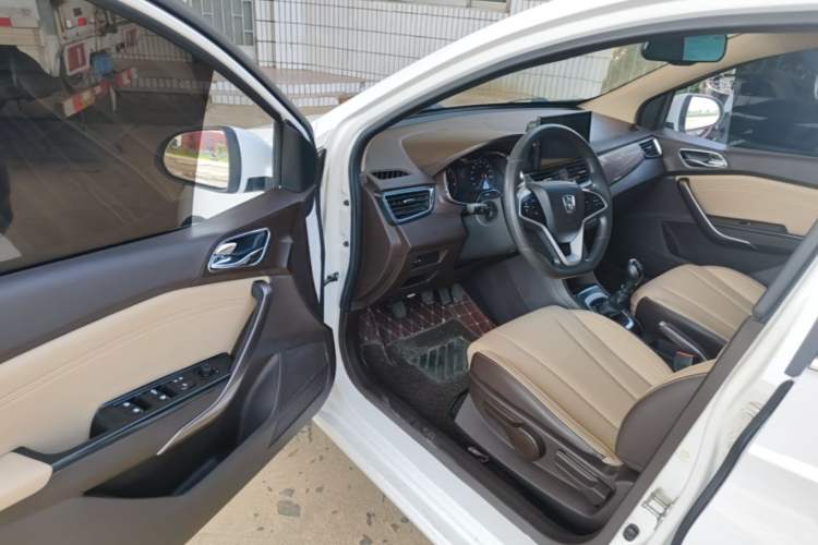 Used Baojun 310W 2017 1.5L Manual Fashion Model China V Driver Seat