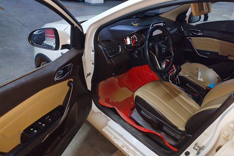 Used Baojun 310W 2017 1.5L Manual Fashion Model China V Driver Seat