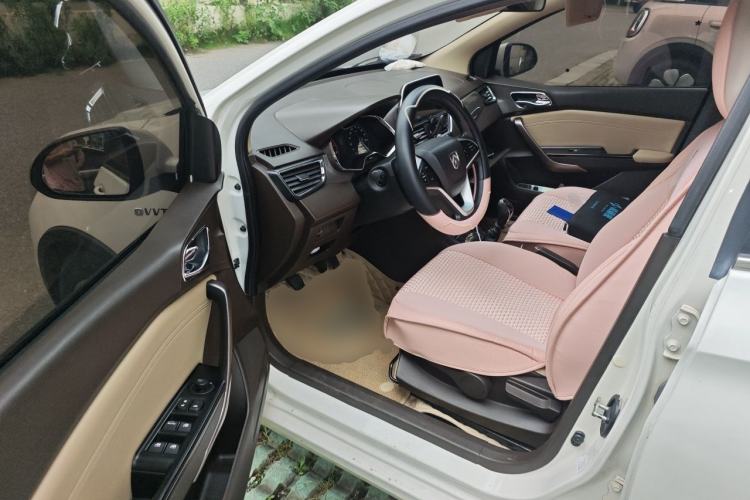 Used Baojun 310W 2017 1.5L Manual Fashion Model China V Driver Seat