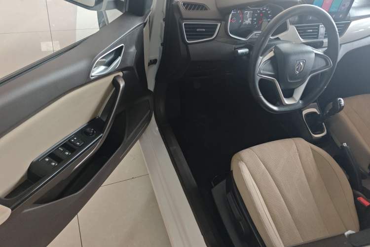 Used Baojun 310W 2017 1.5L Manual Comfort Version China VI Emission Standard Driver Seat