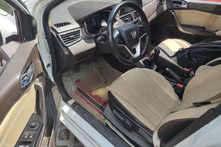 Used Baojun 310W 2017 1.5L Manual Fashion Model China V Driver Seat