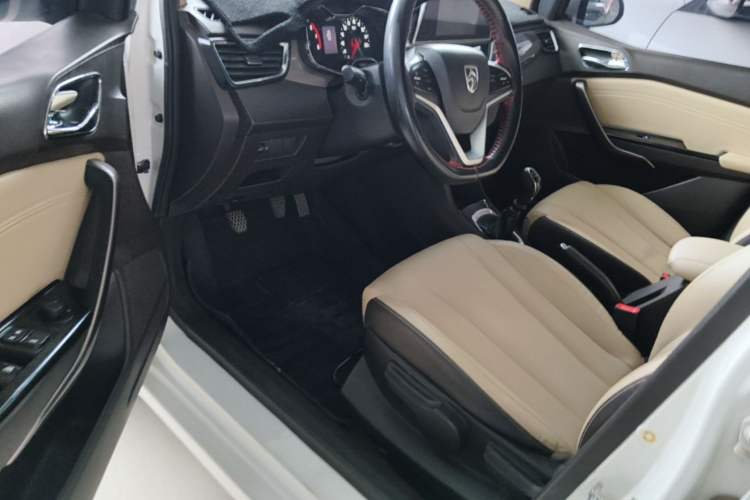 Used Baojun 310W 2017 1.5L Manual Fashion Model China V Driver Seat