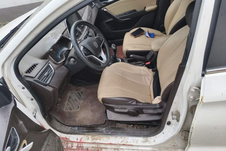 Used Baojun 310W 2017 1.5L Manual Fashion Model China V Driver Seat