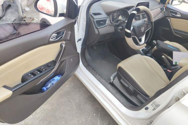 Used Baojun 310W 2017 1.5L Manual Fashion Model China V Driver Seat