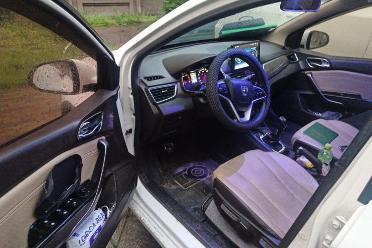 Used Baojun 310W 2017 1.5L Manual Fashion Model China V Driver Seat